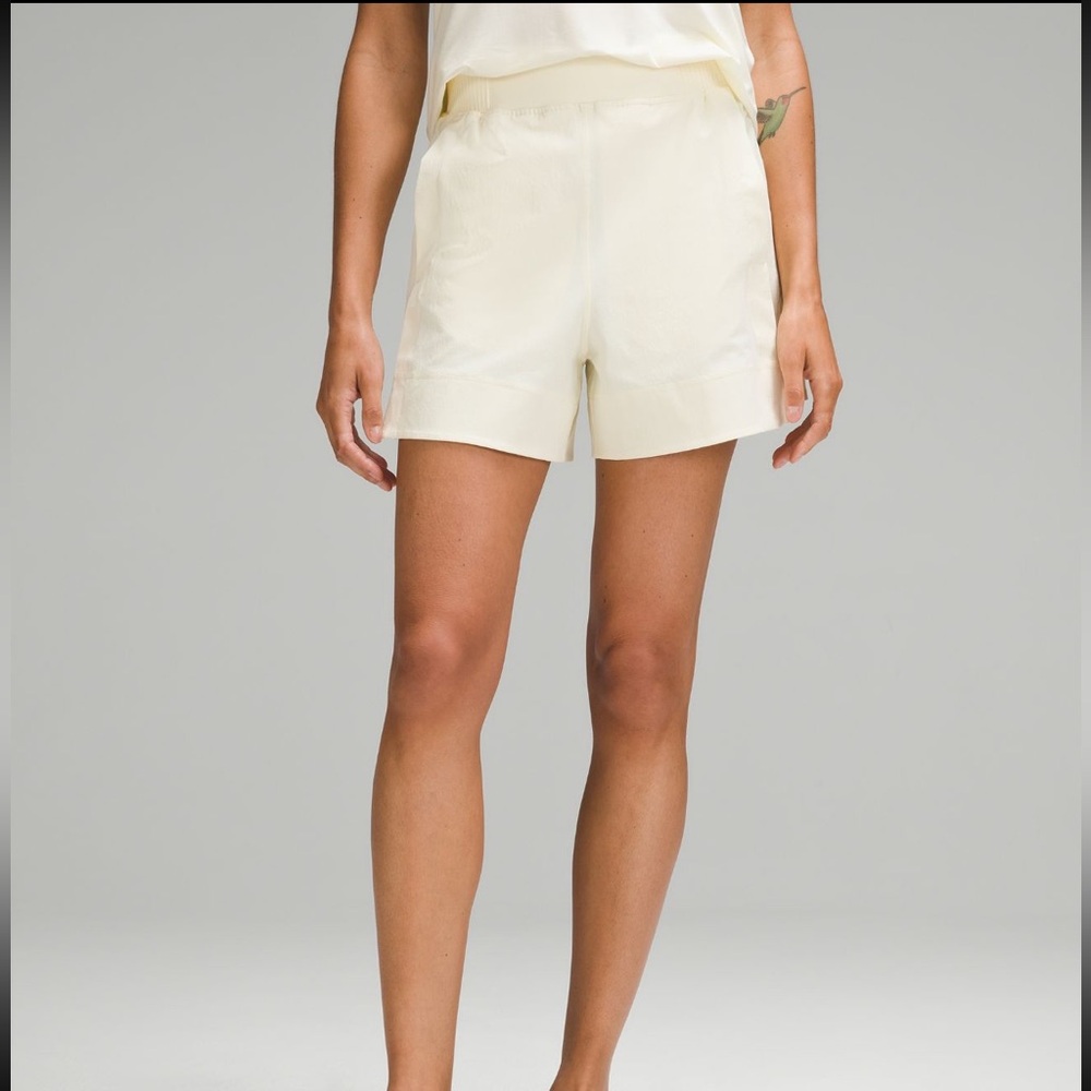 Stretch woven relaxed fit high rise short